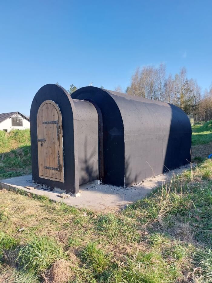 Hotová záhradná pivnica s predsieňou, nainštalovaná na pozemku klienta v Vrbové